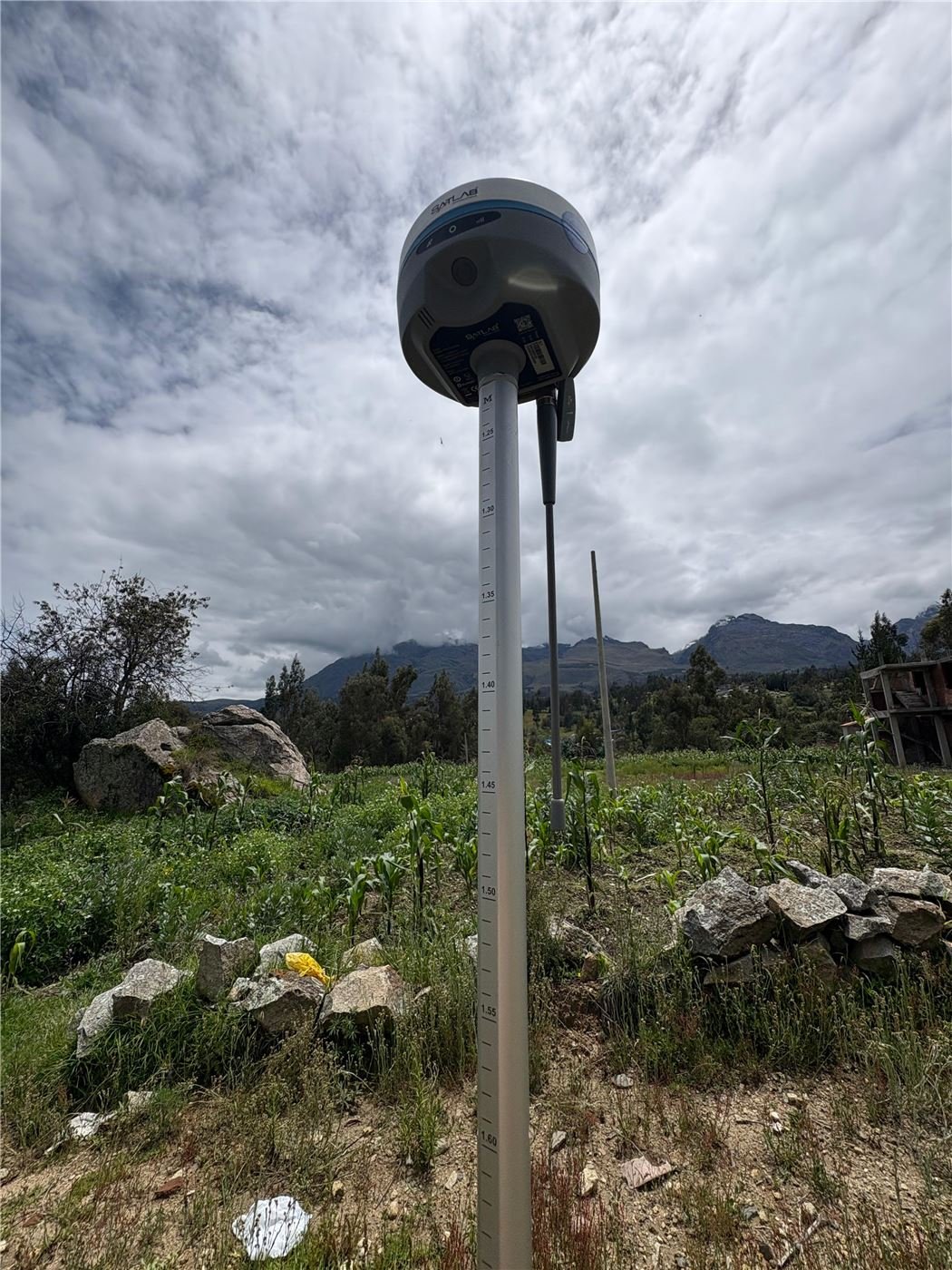 Equipo GNSS SatLab en campo, levantamiento de terreno